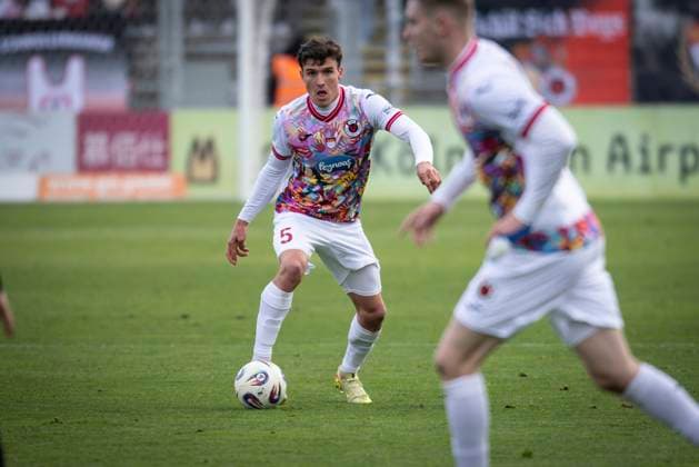 3. Liga: FC Viktoria Köln - SC Verl, 22.11.2025 Leonhard Münst (Viktoria Köln, 5) ; Köln, 22.11.2025 - 15. Spieltag der 3. Fußball-Liga: FC Viktoria Köln - SC Verl im Sportpark Höhenberg in Köln. Die DFL-Bestimmungen verbieten die Verwendung von Fotografien als Bildsequenzen und oder Quasi-Videos. Copyright: xBEAUTIFULxSPORTS AxelxKohringx