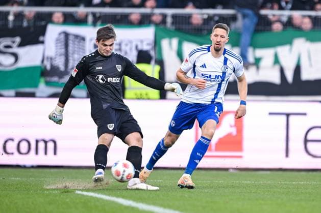 22.11.2025, Fussball, 2. Bundesliga, Saison 2025 2026, 13. Spieltag, Preußen Münster - FC Schalke 04, Morten Behrens (Preußen Münster), Janik Bachmann (FC Schalke 04) xRHR-FOTO YYx Copyright: KROEGER RHR-FOTOx RHR-FOTO YY