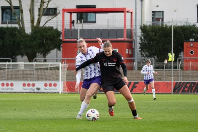 Ramona Maier (9 SGS Essen) and Julia Mickenhagen (18 Bayer 04 Leverkusen) during the Google Pixel Frauen-Bundesliga between Bayer 04 Leverkusen and SGS Essen at Ulrich-Haberland-Stadion in Leverkusen, Germany. Copyright: xQianruxZhang SPPx Sportspressphoto_SPR64660