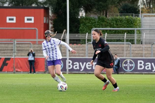 Paula Flach (5 SGS Essen) and Estrella Merino Gonzalez (10 Bayer 04 Leverkusen) during the Google Pixel Frauen-Bundesliga between Bayer 04 Leverkusen and SGS Essen at Ulrich-Haberland-Stadion in Leverkusen, Germany. Copyright: xQianruxZhang SPPx Sportspressphoto_SPR64663
