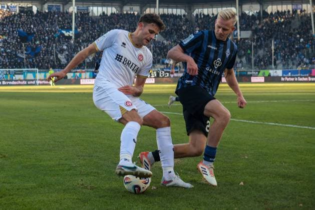 22.11.2025, xhettx, Fussball 3.Liga, SV Waldhof Mannheim - SV Wehen Wiesbaden v.l. Zweikampf Jakob Lewald (SV Wehen Wiesbaden, 26) und Janne Sietan (SV Waldhof Mannheim, 22) (DFL DFB REGULATIONS PROHIBIT ANY USE OF PHOTOGRAPHS as IMAGE SEQUENCES and or QUASI-VIDEO) Mannheim