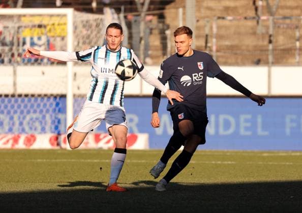 22.11.2025, Deutschland, Stuttgart, Fussball Regionalliga Südwest, SV Stuttgarter Kickers vs. SG Barockstadt Fulda-Lehnerz, v.l. Marlon Faß (Kickers), Aaron Frey (SG)