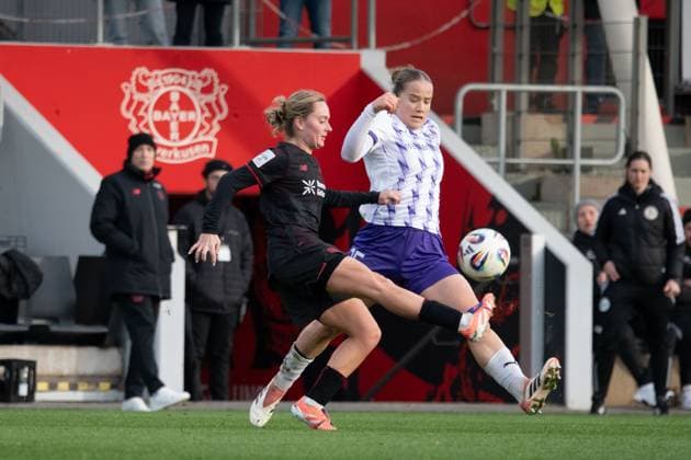 Julia Mickenhagen (18 Bayer 04 Leverkusen) and Paulina Platner (25 SGS Essen) during the Google Pixel Frauen-Bundesliga between Bayer 04 Leverkusen and SGS Essen at Ulrich-Haberland-Stadion in Leverkusen, Germany. Copyright: xQianruxZhang SPPx Sportspressphoto_SPR64669