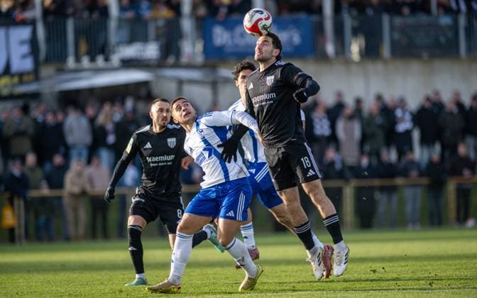 Fussball, Saison 2025 2026, Regionalliga West, 22.11.2025, 16. Spieltag, Herren, 1.FC Bocholt (schwarz) vs. FC Schalke 04 U23 (weiss) v.l.: Mauro Zalazar Martinez (FC Schalke 04 U23), Marlon Frey (1.FC Bocholt), Bocholt Stadion am Huenting Nordrhein-Westfalen Deutschland