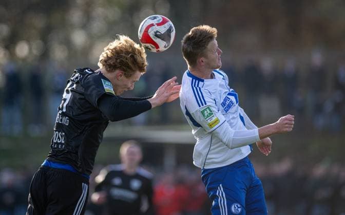 Fussball, Saison 2025 2026, Regionalliga West, 22.11.2025, 16. Spieltag, Herren, 1.FC Bocholt (schwarz) vs. FC Schalke 04 U23 (weiss) v.l.: Kaspar Harbering (1.FC Bocholt), Gerrit Wegkamp (FC Schalke 04 U23), Bocholt Stadion am Huenting Nordrhein-Westfalen Deutschland
