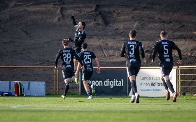 Fussball, Saison 2025 2026, Regionalliga West, 22.11.2025, 16. Spieltag, Herren, 1.FC Bocholt (schwarz) vs. FC Schalke 04 U23 (weiss) v.l.: Jonas Carls (1.FC Bocholt), Marlon Frey (1.FC Bocholt), Marvin Lorch (1.FC Bocholt), Julian Riedel (1.FC Bocholt), Dawyn-Paul Donner (1.FC Bocholt), Bocholt Stadion am Huenting Nordrhein-Westfalen Deutschland