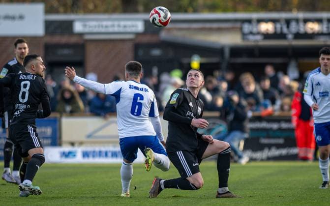 Fussball, Saison 2025 2026, Regionalliga West, 22.11.2025, 16. Spieltag, Herren, 1.FC Bocholt (schwarz) vs. FC Schalke 04 U23 (weiss) v.l.: Stipe Batarilo (1.FC Bocholt), Mauro Zalazar Martinez (FC Schalke 04 U23), Dawyn-Paul Donner (1.FC Bocholt), Bocholt Stadion am Huenting Nordrhein-Westfalen Deutschland
