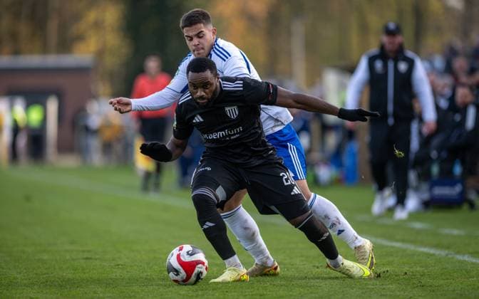 Fussball, Saison 2025 2026, Regionalliga West, 22.11.2025, 16. Spieltag, Herren, 1.FC Bocholt (schwarz) vs. FC Schalke 04 U23 (weiss) v.l.: Mauro Zalazar Martinez (FC Schalke 04 U23), Arnold Budimbu (1.FC Bocholt), Bocholt Stadion am Huenting Nordrhein-Westfalen Deutschland