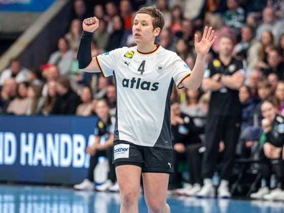 Alina Grijseels (Deutschland 04) zeigt den Spielzug an, Deutschland vs. Schweiz, Handball, Laenderspiel, Frauen, Spielzeit 2025 2026, 22.11.2025, Deutschland vs. Schweiz, Handball, Laenderspiel, Frauen, Spielzeit 2025 2026, 22.11.2025 Goeppingen Copyright: xEibner-Pressefoto MichaelxSchmidx EP_MST