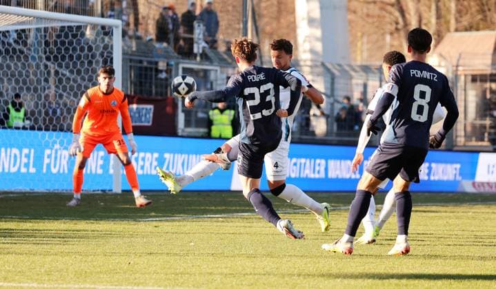 22.11.2025, Deutschland, Stuttgart, Fussball Regionalliga Südwest, SV Stuttgarter Kickers vs. SG Barockstadt Fulda-Lehnerz, v.l. Marvin Pourie (SG), Milan Petrovic (Kickers)