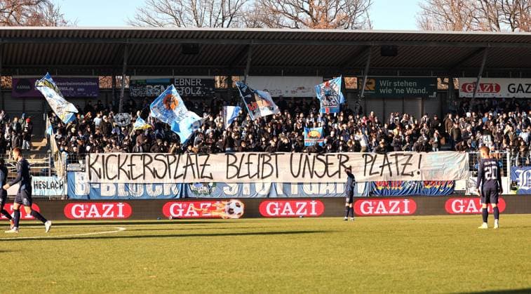 22.11.2025, Deutschland, Stuttgart, Fussball Regionalliga Südwest, SV Stuttgarter Kickers vs. SG Barockstadt Fulda-Lehnerz, Banner (Kickers)