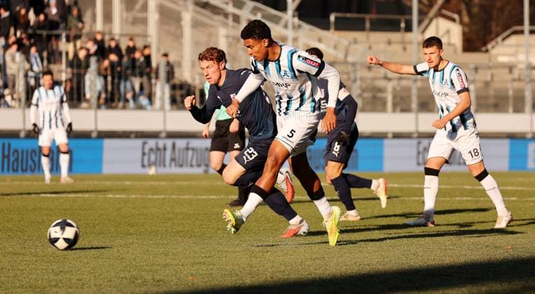 22.11.2025, Deutschland, Stuttgart, Fussball Regionalliga Südwest, SV Stuttgarter Kickers vs. SG Barockstadt Fulda-Lehnerz, v.l. Marvin Pourie (SG), Jacob Danquah (Kickers)