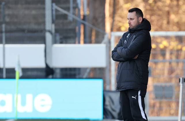 22.11.2025, Deutschland, Stuttgart, Fussball Regionalliga Südwest, SV Stuttgarter Kickers vs. SG Barockstadt Fulda-Lehnerz, SG Trainer Marcel Niesner