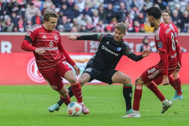 Fußball 2. Bundesliga 13. Spieltag Fortuna Düsseldorf - 1. FC Magdeburg am 22.11.2025 in der Merkur Spiel-Arena in Düsseldorf Christian Rasmussen ( Düsseldorf ), links - Marcus Mathisen ( Magdeburg ), mitte - Anouar El Azzouzi ( Düsseldorf ), rechts DFL regulations prohibit any use of photographs as image sequences and or quasi-video.