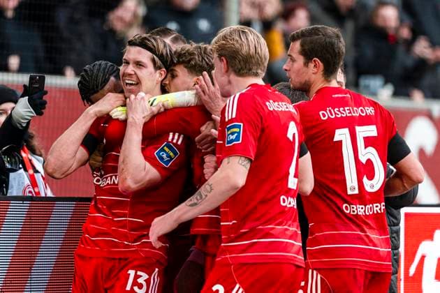 2. Fußball Bundesliga: Fortuna Düsseldorf vs. 1. FC Magdeburg, 22.11.2025 DUESSELDORF, GERMANY - NOVEMBER 22: Cedric Itten (Fortuna Düsseldorf, 13) trifft mit dem Kopf zum 2:1 und Furtuna gewinnt somit während des Bundesligaspiels 2. Fußball Bundesliga: Fortuna Düsseldorf vs. 1. FC Magdeburg in der MERKUR SPIEL-ARENA am 11. Spieltag der 1. Bundesliga. November 22, 2025 in Duesseldorf, Germany. DFL-BESTIMMUNGEN UNTERSAGEN JEGLICHE VERWENDUNG VON FOTOGRAFIEN ALS BILDSEQUENZEN UND ODER QUASI-VIDEO. Copyright: xBEAUTIFULxSPORTS KennyxBeelex