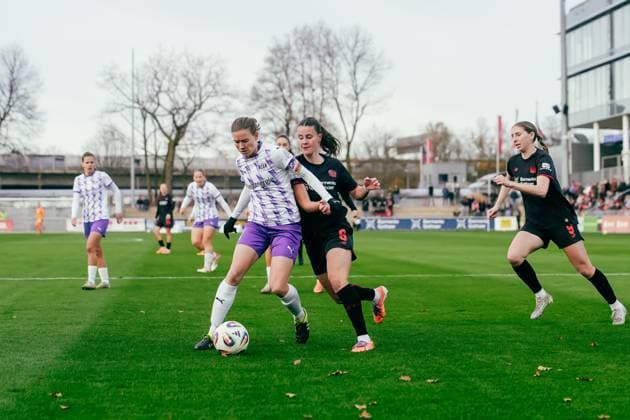 22.11.25, Frauen, Fussball, Google Pixel Frauen Bundesliga, Saison 2025 2026, Bayer 04 Leverkusen - SGS Essen, 11. Spieltag Lena Ostermeier ( 18 - SGS Essen) im Duell mit Katharina Piljic ( 6 - Bayer 04 Leverkusen) Leverkusen Ulrich-Haberland-Stadion NRW Deutschland