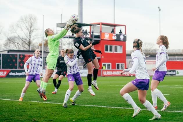 22.11.25, Frauen, Fussball, Google Pixel Frauen Bundesliga, Saison 2025 2026, Bayer 04 Leverkusen - SGS Essen, 11. Spieltag Lilla Turanyi ( 24 - Bayer 04 Leverkusen) im Kopfballduell mit Kim Sindermann ( 1 - SGS Essen) Leverkusen Ulrich-Haberland-Stadion NRW Deutschland