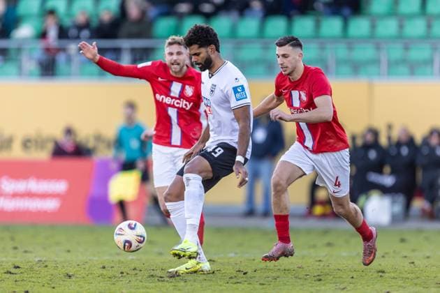 Fussball, Saison 2025 2026, 3. Liga, Eilenriedstadion Hannover, 15. Spieltag, TSV Havelse - SSV Ulm 1846 Fußball, 22.11.2025 22.11.2025, Fussball, Saison 2025 2026, 3. Liga, Eilenriedstadion Hannover, 15. Spieltag, TSV Havelse - SSV Ulm 1846 Fußball, v.l. 49 Andre Becker (SSV Ulm 1846 Fußball), 4 Besfort Kolgeci (TSV Havelse) Foto: Lucca Fundel Hannover Eilenriedstadion Niedersachsen Deutschland