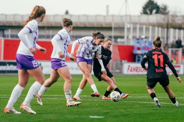 22.11.25, Frauen, Fussball, Google Pixel Frauen Bundesliga, Saison 2025 2026, Bayer 04 Leverkusen - SGS Essen, 11. Spieltag Laureta Elmazi ( 11 - SGS Essen) Abwehraktion im Strafraum Leverkusen Ulrich-Haberland-Stadion NRW Deutschland
