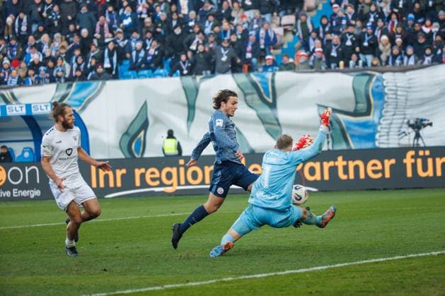 In der Mitte Benno Dietze (Rostock) scheitert an rechts Torwart Toni Stahl (FCS) - links schaut Kristian Böhnlein (FCS) zu; GER, FC Hansa Rostock vs. 1. FC Schweinfurth 05, Fußball, Männer, 3. Liga, 15.Spieltag, Spielzeit 2025 2026, 22.11.2025 Rostock Ostseestadion Mecklenburg - Vorpommern Deutschland