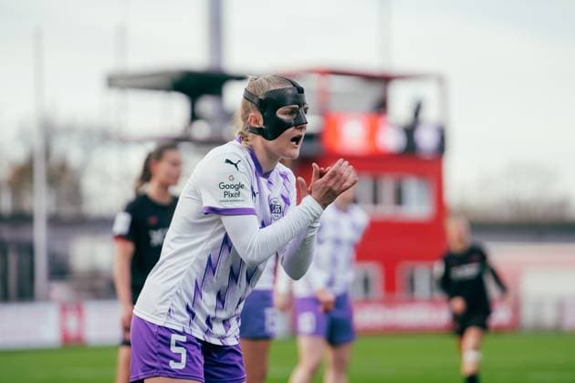 22.11.25, Frauen, Fussball, Google Pixel Frauen Bundesliga, Saison 2025 2026, Bayer 04 Leverkusen - SGS Essen, 11. Spieltag Paula Flach ( 5 - SGS Essen) Motivation an die Mannschaft Leverkusen Ulrich-Haberland-Stadion NRW Deutschland
