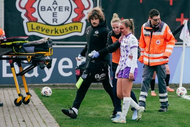 22.11.25, Frauen, Fussball, Google Pixel Frauen Bundesliga, Saison 2025 2026, Bayer 04 Leverkusen - SGS Essen, 11. Spieltag Paula Flach ( 5 - SGS Essen) Auswechslung nach Platzwunde Leverkusen Ulrich-Haberland-Stadion NRW Deutschland