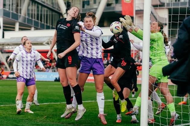 22.11.25, Frauen, Fussball, Google Pixel Frauen Bundesliga, Saison 2025 2026, Bayer 04 Leverkusen - SGS Essen, 11. Spieltag Caroline Kehrer ( 9 - Bayer 04 Leverkusen) im Kopfballduell mit Maike Berentzen ( 13 - SGS Essen) vor dem Tor Leverkusen Ulrich-Haberland-Stadion NRW Deutschland