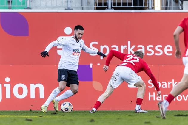 Fussball, Saison 2025 2026, 3. Liga, Eilenriedstadion Hannover, 15. Spieltag, TSV Havelse - SSV Ulm 1846 Fußball, 22.11.2025 22.11.2025, Fussball, Saison 2025 2026, 3. Liga, Eilenriedstadion Hannover, 15. Spieltag, TSV Havelse - SSV Ulm 1846 Fußball, v.l. 43 Leon Dajaku (SSV Ulm 1846 Fußball), 22 Leon Sommer (TSV Havelse) Foto: Lucca Fundel Hannover Eilenriedstadion Niedersachsen Deutschland
