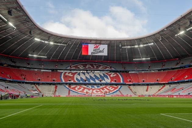 Stadiontotale mit Blick auf die Nordkurve mit dem Logo des FC Bayern Muenchen sowie die Anzeigetafel mit dem Slogan Rot gegen Rassismus GER, FC Bayern Muenchen vs. SC Freiburg, Fussball, Bundesliga, 11. Spieltag, Spielzeit 2025 2026, 22.11.2025. (DFL DFB REGULATIONS PROHIBIT ANY USE OF PHOTOGRAPHS as IMAGE SEQUENCES and or QUASI-VIDEO). GER, FC Bayern Muenchen vs. SC Freiburg, Fussball, Bundesliga, 11. Spieltag, Spielzeit 2025 2026, 22.11.2025. Muenchen *** Stadium shot with a view of the north curve with the FC Bayern Muenchen logo and the scoreboard with the slogan Red against racism GER, FC Bayern Muenchen vs SC Freiburg, Football, Bundesliga, Matchday 11, Season 2025 2026, 22 11 2025 DFL DFB REGULATIONS PROHIBIT ANY USE OF PHOTOGRAPHS as IMAGE SEQUENCES and or QUASI VIDEO GER, FC Bayern Muenchen vs SC Freiburg, Football, Bundesliga, Matchday 11, Season 2025 2026, 22 11 2025 Muenchen Copyright: xEibner-Pressefoto HeikexFeinerx EP_HFR