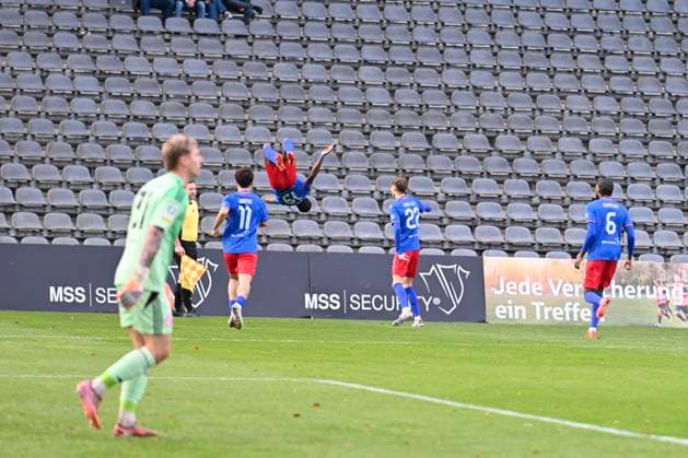 GER, Regionalliga West, Wuppertaler SV - Fort. Düsseldorf U23 22.11.2025, Wuppertal , Stadion am Zoo, GER, Regionalliga West, Wuppertaler SV - Fort. Düsseldorf U23 DFB- Regionalliga West regulations prohibit any use of photographs as image sequences and or quasi-video im Bild der Salto von Jeff-Denis Fehr ( Wuppertaler SV 19) nach dem 1:0.