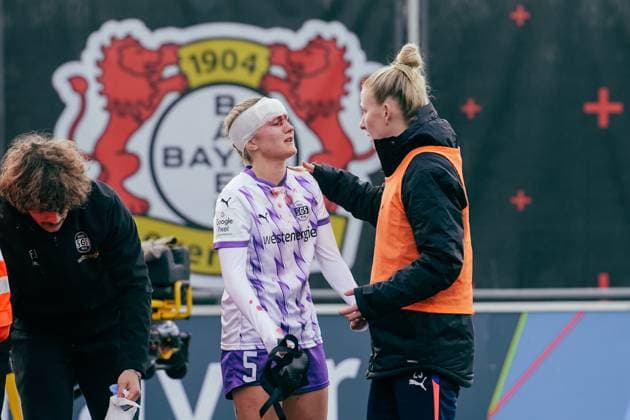 22.11.25, Frauen, Fussball, Google Pixel Frauen Bundesliga, Saison 2025 2026, Bayer 04 Leverkusen - SGS Essen, 11. Spieltag Paula Flach ( 5 - SGS Essen) Auswechslung nach Platzwunde Leverkusen Ulrich-Haberland-Stadion NRW Deutschland