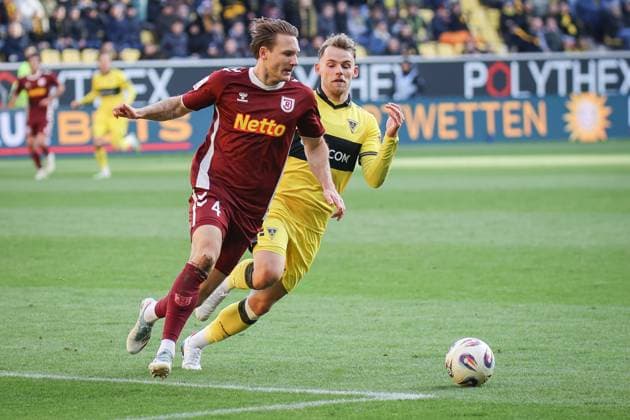 Dritte Liga, Alemannia Aachen vs. SSV Jahn Regensburg, 22.11.2025 Felix Strauss (SSV Jahn Regensburg 4) und Mika Schroers (Alemannia Aachen 27) -- DFL REGULATIONS PROHIBIT ANY USE OF PHOTOGRAPHS AS IMAGE SEQUENCES AND OR Q?UASI-VIDEO. - Dritte Liga, Alemannia Aachen vs. SSV Jahn Regensburg, 22.11.2025, Tivoli, Aachen Copyright: xBEAUTIFULxSPORTS Derixx