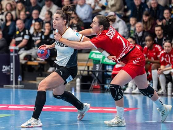 Emily Vogel (Deutschland, 20) im Zweikampf mit Tabea Schmid (Schweiz, 07), Deutschland vs. Schweiz, Handball, Laenderspiel, Frauen, Spielzeit 2025 2026, 22.11.2025, Deutschland vs. Schweiz, Handball, Laenderspiel, Frauen, Spielzeit 2025 2026, 22.11.2025 Goeppingen Copyright: xEibner-Pressefoto MichaelxSchmidx EP_MST