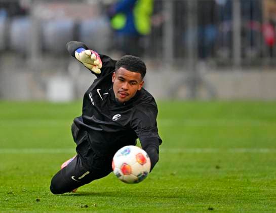 22.11.2025, Fussball Bundesliga 2025 2026, 11.Spieltag, FC Bayern München - SC Freiburg, in der Allianz-Arena München, Torwart Noah Atubolu (SC Freiburg)