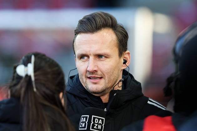 Sportdirektor Claus Costa (Hamburger SV) GER, FC Augsburg vs. Hamburger SV, 1.Bundesliga Fussball, 11. Spieltag, Saison 2025 2026, 22.11.2025 DFB DFL REGULATIONS PROHIBIT ANY USE OF PHOTOGRAPHS AS IMAGE SEQUENCES AND OR QUASI-VIDEO GER, FC Augsburg vs. Hamburger SV, 1.Bundesliga Fussball, 11. Spieltag, Saison 2025 2026, 22.11.2025 Augsburg Copyright: xEibner-Pressefoto RogerxBuerkex EP_RBE