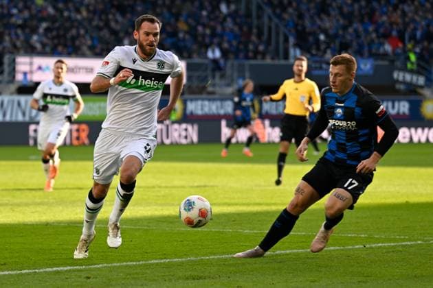 Paderborn, Home Deluxe Arena, 22.11.25, GER, Herren, 2.Bundesliga, Saison 2025-2026, SC Paderborn 07 - Hannover 96 Bild: v.li. im Zweikampf Boris TOMIAK (Hannover) und Laurin CURDA (Paderborn), Aktion, Einzelbild DFL regulations prohibit any use of photographs as image sequences and or quasi-video. NRW Deutschland