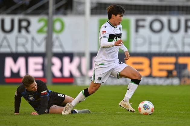 Paderborn, Home Deluxe Arena, 22.11.25, GER, Herren, 2.Bundesliga, Saison 2025-2026, SC Paderborn 07 - Hannover 96 Bild: v.li. im Zweikampf v.li. im Zweikampf Nick BAETZNER (Paderborn) und Hayate MATSUDA (Hannover) DFL regulations prohibit any use of photographs as image sequences and or quasi-video. NRW Deutschland