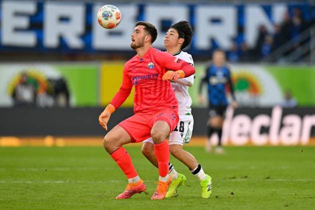 Paderborn, Home Deluxe Arena, 22.11.25, GER, Herren, 2.Bundesliga, Saison 2025-2026, SC Paderborn 07 - Hannover 96 Bild: v.li. im Zweikampf Torwart Dennis SEIMEN (Paderborn) und Daisuke YOKOTA (Hannover) DFL regulations prohibit any use of photographs as image sequences and or quasi-video. NRW Deutschland