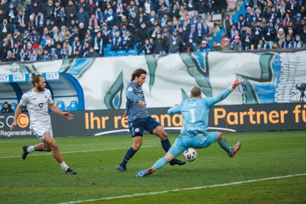 In der Mitte Benno Dietze (Rostock) scheitert an rechts Torwart Toni Stahl (FCS) - links schaut Kristian Böhnlein (FCS) zu; GER, FC Hansa Rostock vs. 1. FC Schweinfurth 05, Fußball, Männer, 3. Liga, 15.Spieltag, Spielzeit 2025 2026, 22.11.2025 Rostock Ostseestadion Mecklenburg - Vorpommern Deutschland