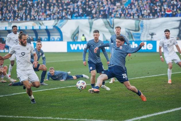 rechts Ryan Naderi (Rostock) äö Kristian Böhnlein (FCS) ; GER, FC Hansa Rostock vs. 1. FC Schweinfurth 05, Fußball, Männer, 3. Liga, 15.Spieltag, Spielzeit 2025 2026, 22.11.2025 Rostock Ostseestadion Mecklenburg - Vorpommern Deutschland
