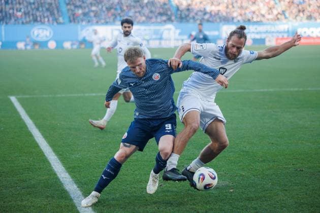 links Andreas Voglsammer (Rostock) gegen Kristian Böhnlein (FCS) ; GER, FC Hansa Rostock vs. 1. FC Schweinfurth 05, Fußball, Männer, 3. Liga, 15.Spieltag, Spielzeit 2025 2026, 22.11.2025 Rostock Ostseestadion Mecklenburg - Vorpommern Deutschland