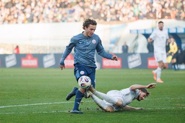links Benno Dietze (Rostock) gegen Luca Trslic (FCS) ; GER, FC Hansa Rostock vs. 1. FC Schweinfurth 05, Fußball, Männer, 3. Liga, 15.Spieltag, Spielzeit 2025 2026, 22.11.2025 Rostock Ostseestadion Mecklenburg - Vorpommern Deutschland