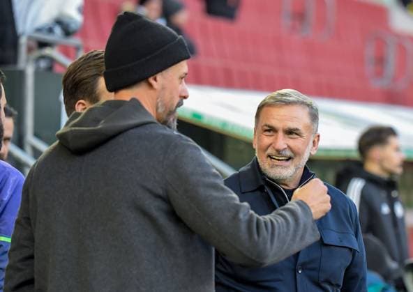 22.11.2025, xemx, Fussball 1.Bundesliga, FC Augsburg - Hamburger SV v.l. heftrainer Sandro Wagner (FC Augsburg), Stefan Kuntz (DFL DFB REGULATIONS PROHIBIT ANY USE OF PHOTOGRAPHS as IMAGE SEQUENCES and or QUASI-VIDEO) Augsburg