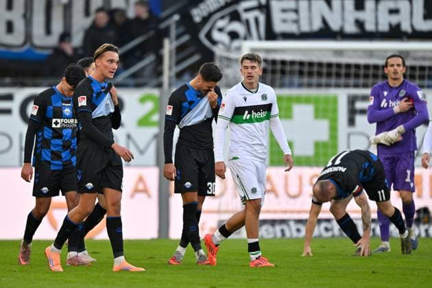 Paderborn, Home Deluxe Arena, 22.11.25, GER, Herren, 2.Bundesliga, Saison 2025-2026, SC Paderborn 07 - Hannover 96 Bild: v.li. Luis ENGELNS (Paderborn) und Stefano MARINO (Paderborn) unzufrieden, enttaeuscht, niedergeschlagen, frustriert, traurig DFL regulations prohibit any use of photographs as image sequences and or quasi-video. NRW Deutschland