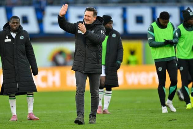 Paderborn, Home Deluxe Arena, 22.11.25, GER, Herren, 2.Bundesliga, Saison 2025-2026, SC Paderborn 07 - Hannover 96 Bild: Trainer Christian TITZ (Hannover) DFL regulations prohibit any use of photographs as image sequences and or quasi-video. NRW Deutschland