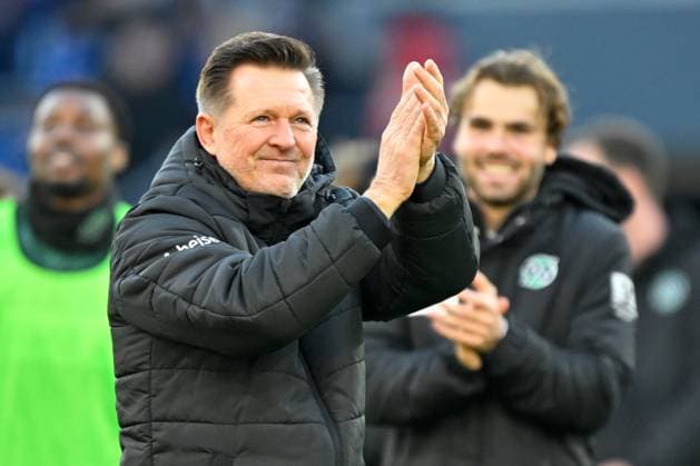 Paderborn, Home Deluxe Arena, 22.11.25, GER, Herren, 2.Bundesliga, Saison 2025-2026, SC Paderborn 07 - Hannover 96 Bild: Trainer Christian TITZ (Hannover) DFL regulations prohibit any use of photographs as image sequences and or quasi-video. NRW Deutschland