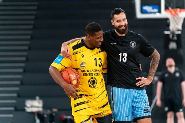 Yorman Polas Bartolo (MHP RIESEN Ludwigsburg, 13) und Martin Breunig (Veolia Towers Hamburg, 13) beim Aufwaermen, Warm Up vor Spielbeginn, GER, Veolia Towers Hamburg vs MHP Riesen Ludwigsburg, Basketball, Bundesliga, Spieltag 8, Saison 2025 2026, 22.11.2025 GER, Veolia Towers Hamburg vs MHP Riesen Ludwigsburg, Basketball, Bundesliga, Spieltag 8, Saison 2025 2026, 22.11.2025 Hamburg Copyright: xEibner-Pressefoto MaxxVincenx EP_MVN