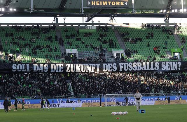 Fanprotest der Wolfsburger Fans in der Kurve Fussball, Herren, Saison 2025 2026, 1.Liga, Bundesliga, Volkswagenarena, VfL Wolfsburg gegen Bayer Leverkusen DFL REGULATIONS PROHIBIT ANY USE OF PHOTOGRAPHS AS IMAGE SEQUENCES AND OR QUASI-VIDEO.