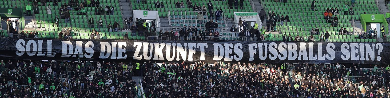 Fanprotest der Wolfsburger Fans in der Kurve Fussball, Herren, Saison 2025 2026, 1.Liga, Bundesliga, Volkswagenarena, VfL Wolfsburg gegen Bayer Leverkusen DFL REGULATIONS PROHIBIT ANY USE OF PHOTOGRAPHS AS IMAGE SEQUENCES AND OR QUASI-VIDEO.