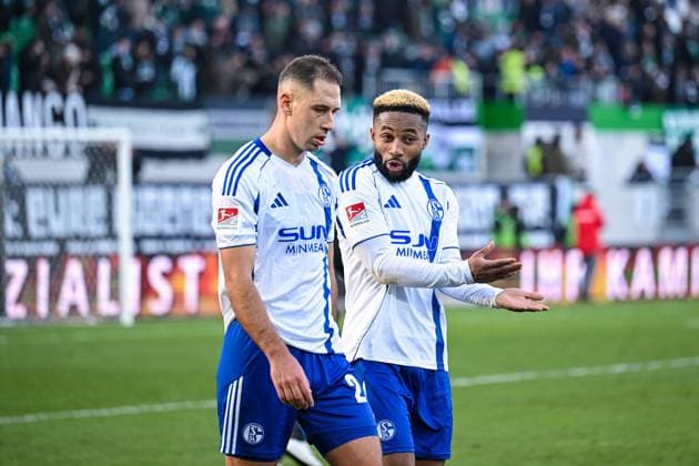 22.11.2025, Fussball, 2. Bundesliga, Saison 2025 2026, 13. Spieltag, Preußen Münster - FC Schalke 04, Nikola Katic (FC Schalke 04), Moussa Sylla (FC Schalke 04) xRHR-FOTO YYx Copyright: KROEGER RHR-FOTOx RHR-FOTO YY